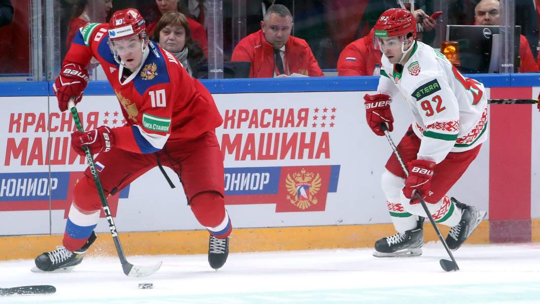 Игровой момент в матче турнира «Кубок Первого канала» между сборными командами России и Белоруссии
