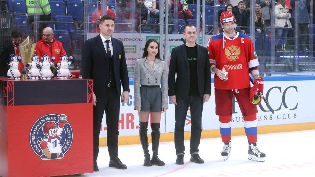 Фигуристка Алина Загитова, президент КХЛ Алексей Морозов и хоккеист Александр Кадейкин на церемонии награждения победителей турнира «Кубок Первого канала»