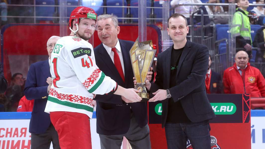 Игрок сборной Белоруссии Кирилл Готовец, президент Федерации хоккея России Владислав Третьяк и президент КХЛ Алексей Морозов на церемонии награждения победителей турнира «Кубок Первого канала»