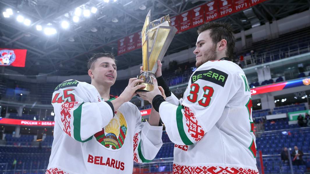 Игроки сборной Белоруссии Олег Пожиган и Егор Клавдиев радуются победе в турнире «Кубок Первого канала»