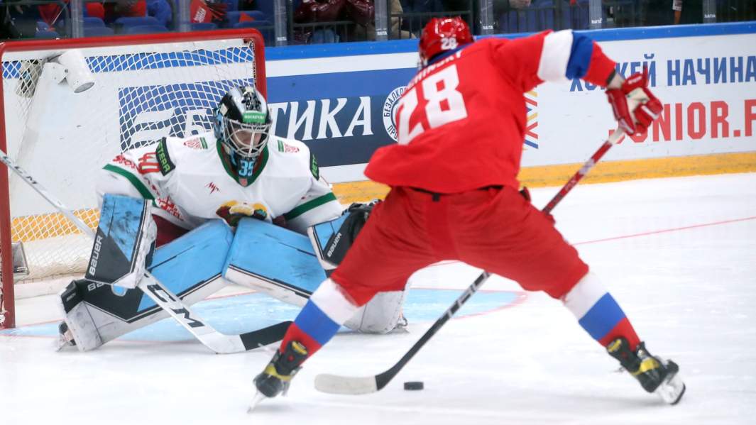 Вратарь сборной Белоруссии Алексей Колосов во время серии буллитов в матче турнира «Кубок Первого канала»