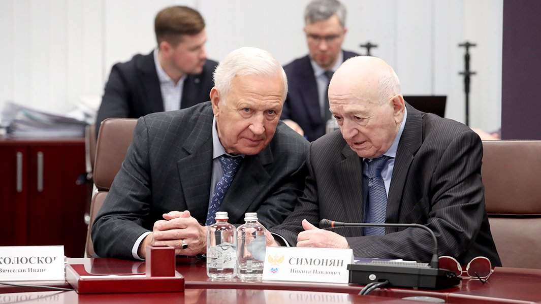 Почетный президент Российского футбольного союза (РФС) Вячеслав Колосков и вице-президент РФС Никита Симонян