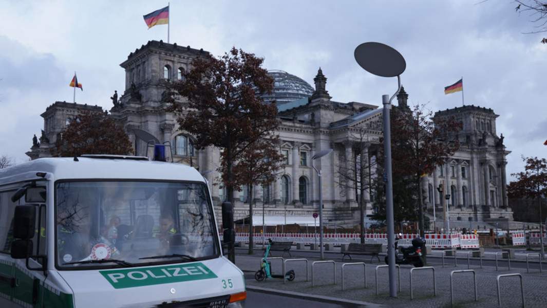 Полицейский фургон стоит возле Рейхстага