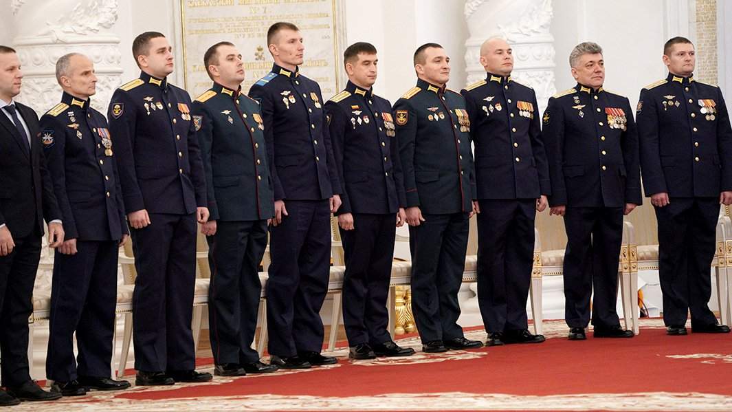Российские военнослужащие, удостоенные звания Героев России, на торжественном приеме в Кремле накануне Дня Героев Отечества
