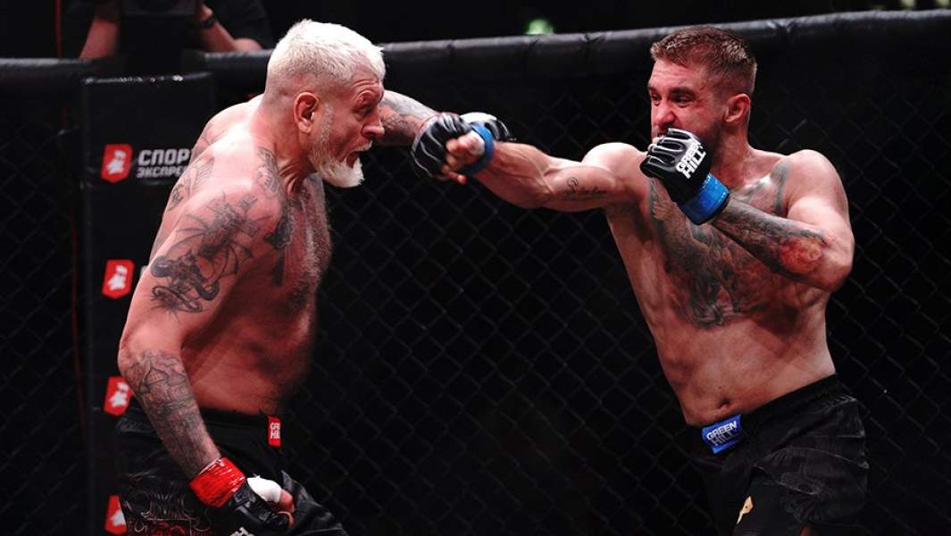 Александр Емельяненко и Святослав Коваленко во время боя