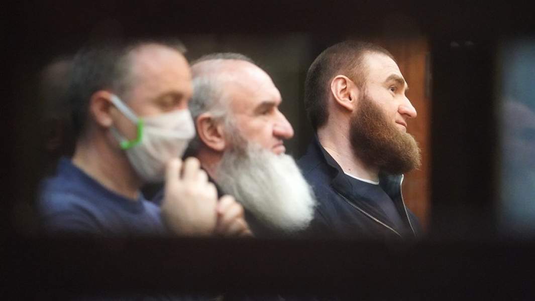 Фигуранты дела, по которому бывший сенатор Совета Федерации РФ Рауф Арашуков и его отец Рауль Арашуков признаны виновными судом присяжных в организации убийств, в Московском городском суде во время оглашения приговора