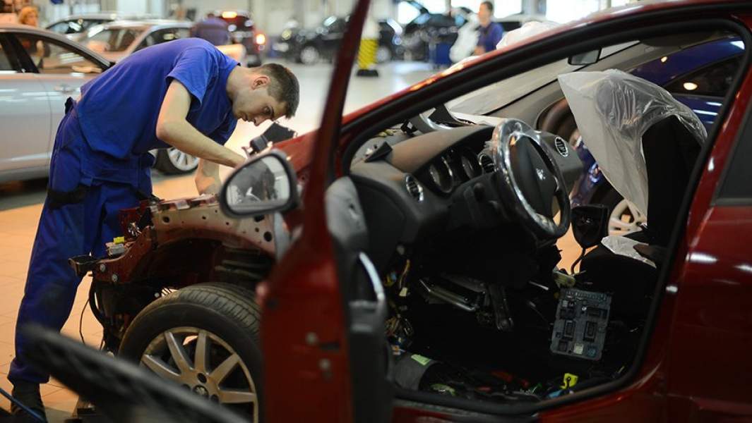 Сотрудник цеха кузовного ремонта