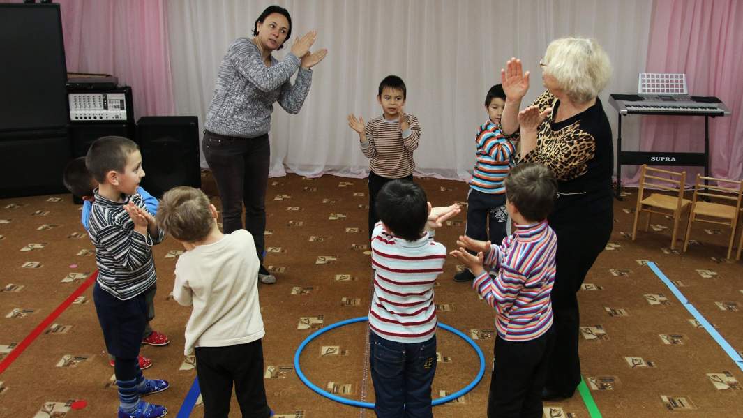 Воспитатели деткого дома с воспитанниками делают зарядку