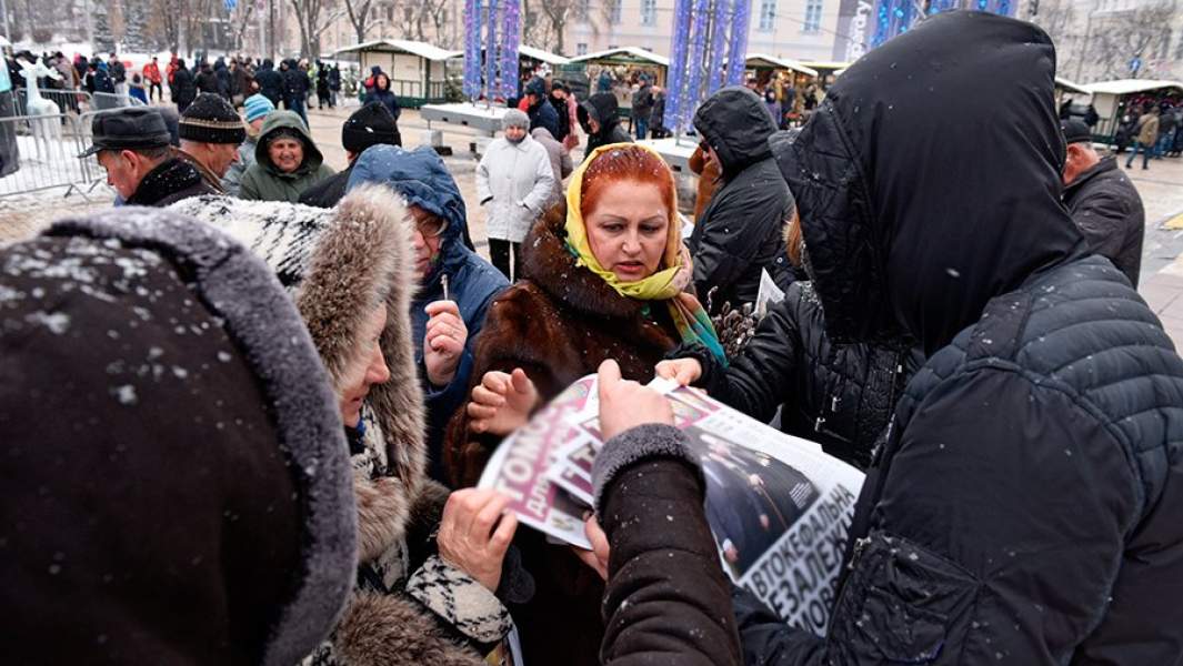 Раздача газет в Киеве