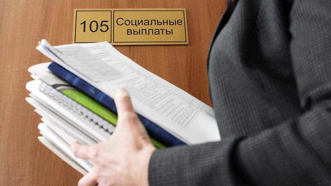 Специалист около рабочего кабинета