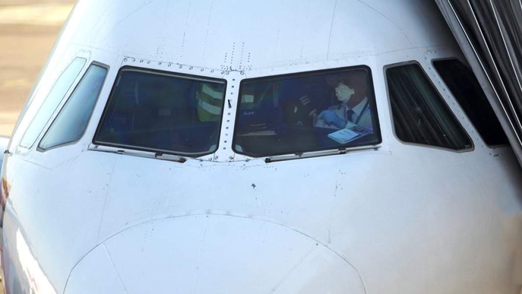 Пилот в кабине самолета