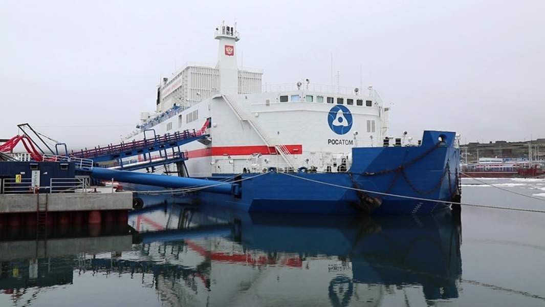 Плавучая атомная теплоэлектростанция (ПАТЭС) проекта 20870 «Академик Ломоносов» в порту города Певек