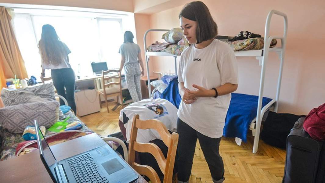 Студенты во время заселения в общежитие