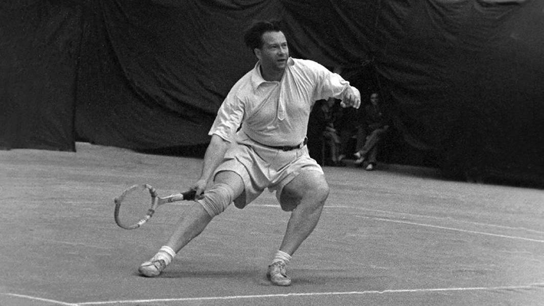 Первая летняя Спартакиада народов СССР. На корте — неоднократный чемпион СССР по теннису в одиночном и парном разрядах, заслуженный мастер спорта СССР Николай Озеров. 1956 год