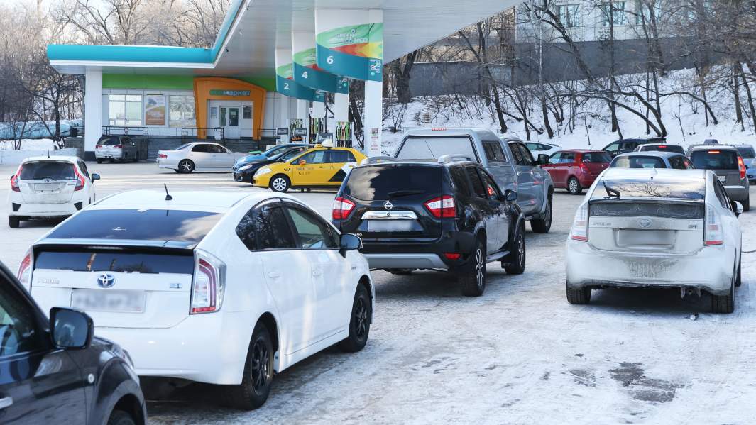 Queue for gas station