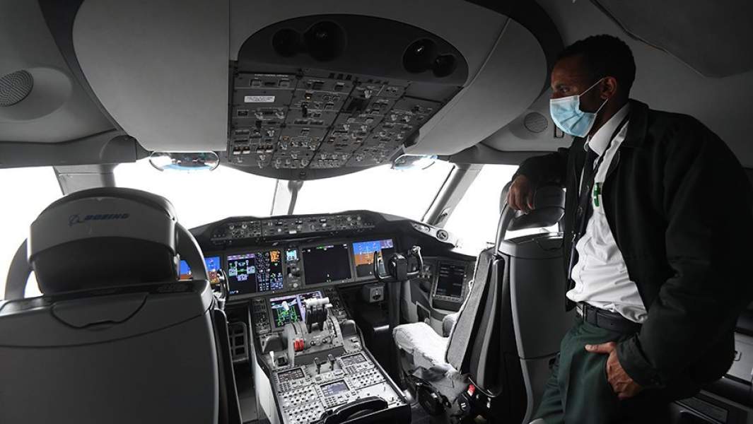 Пилот в кабине самолета