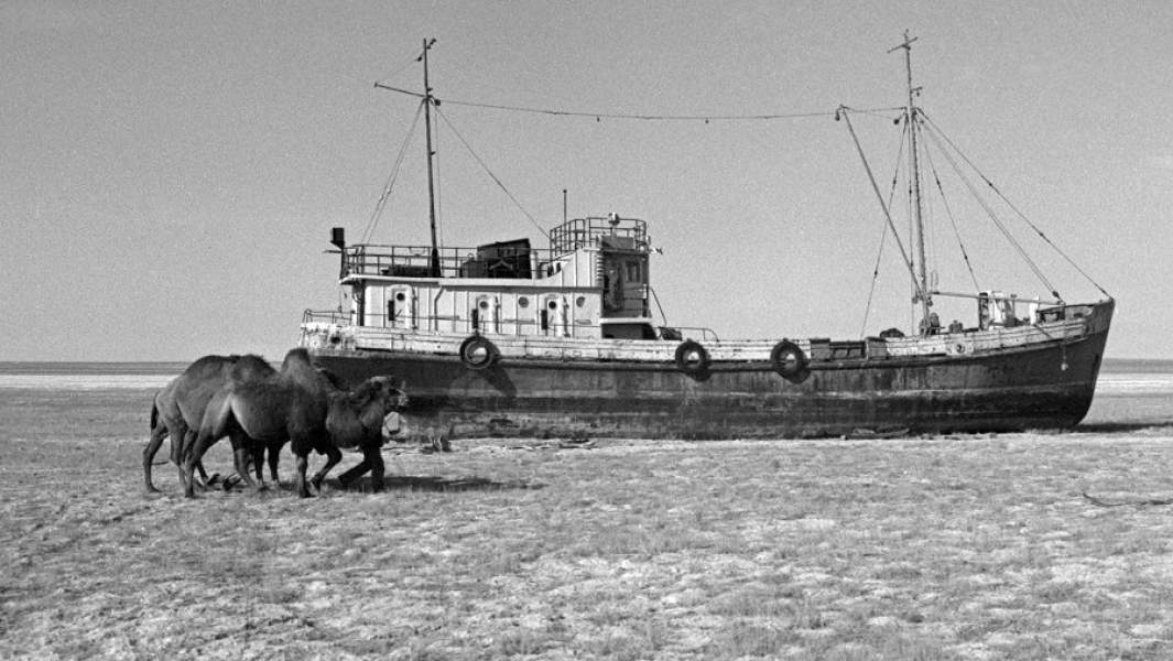 Рыболовецкий корабль на берегу отступившего Аральского моря
