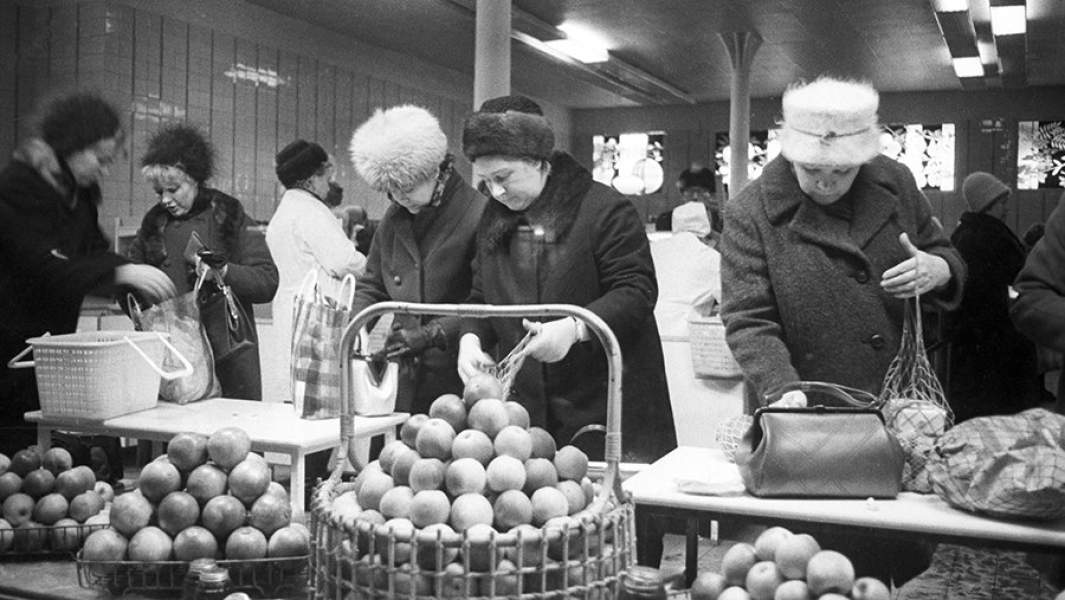 Покупатели в магазине «Овощи-фрукты»