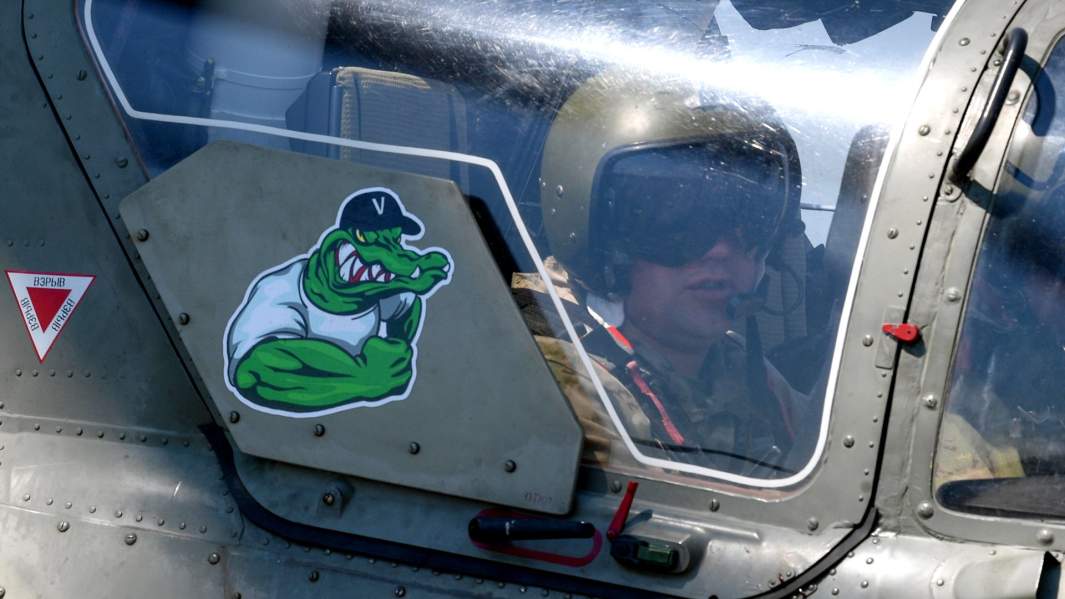 Пилот в кабине ударного вертолета Ка-52 ВКС России 