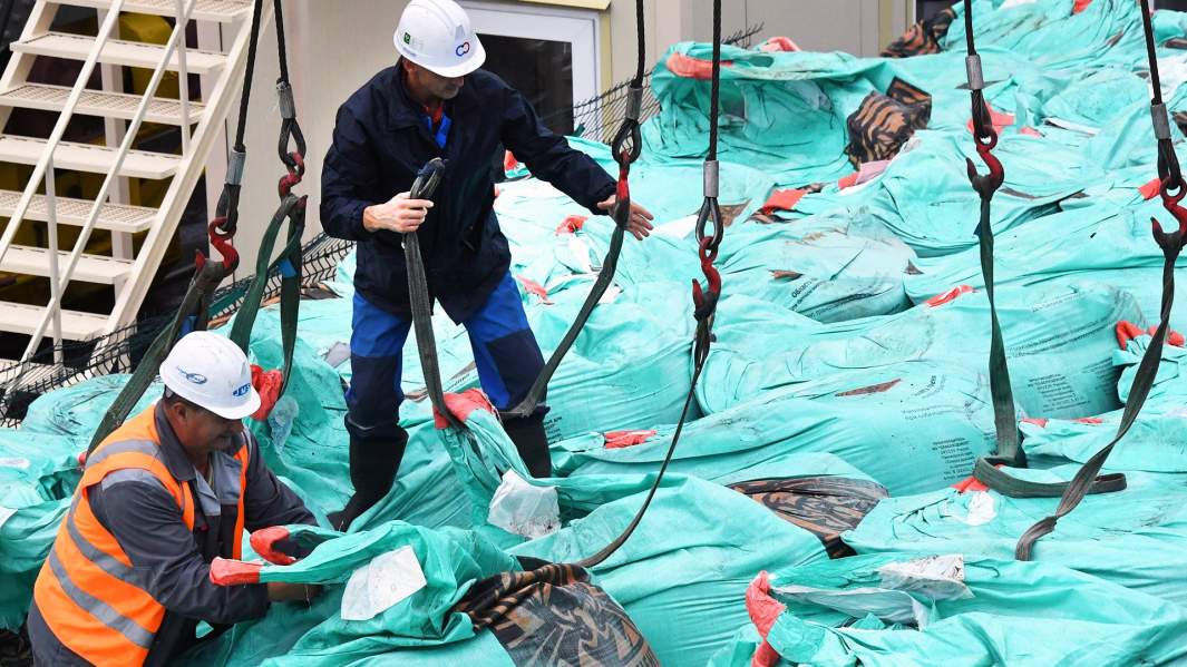 Погрузка груза в торговый корабль