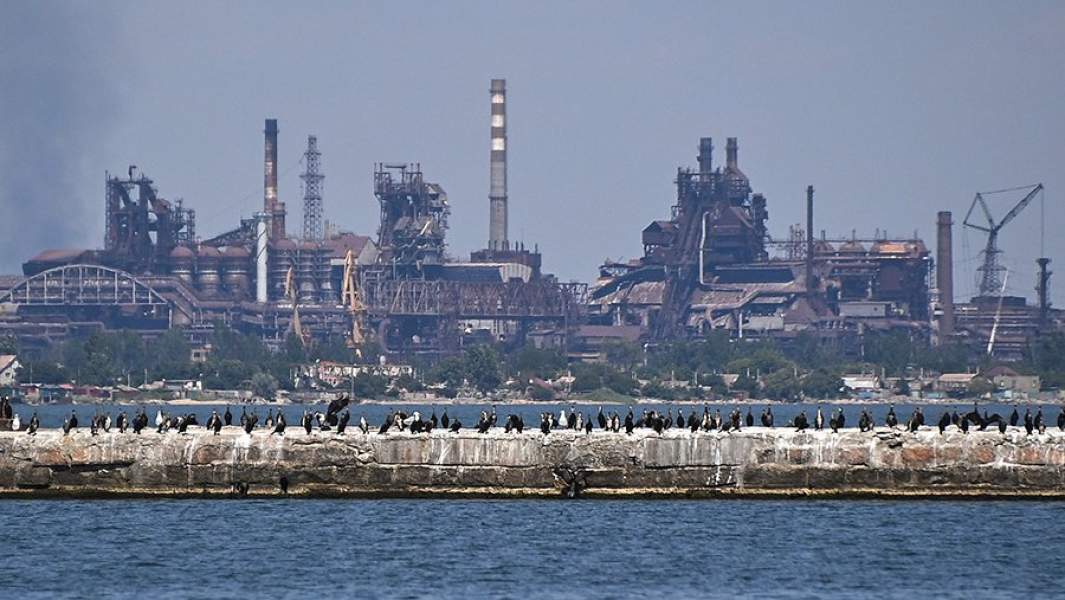 Вид на разрушенный завод «Азовсталь» из морского порта Мариуполя