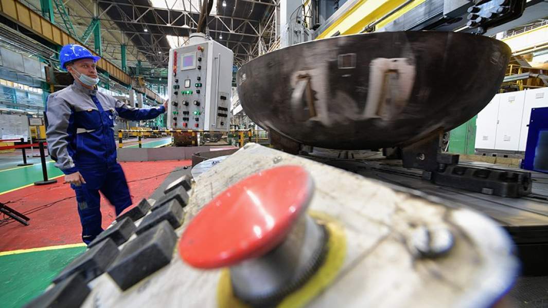 Рабочий в цехе по производству оборудования для атомного реактора египетской АЭС «Эль-Дабаа»