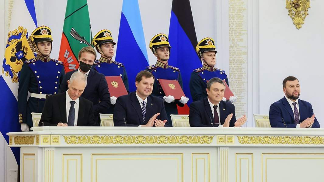 Глава администрации Херсонской области Владимир Сальдо, глава администрации Запорожской области Евгений Балицкий, глава ЛНР Леонид Пасечник и глава ДНР Денис Пушилин (слева направо) на церемонии подписания договоров о вхождении в Российскую Федерацию Донецкой и Луганской народных республик, Запорожской и Херсонской областей в Георгиевском зале Большого Кремлевского дворца