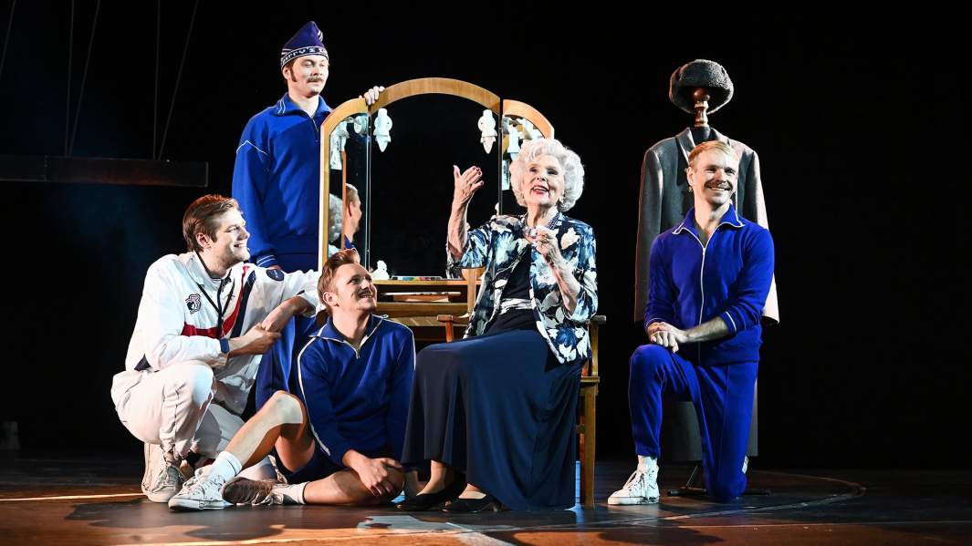 Актриса Вера Васильева на вечере, посвященном 100-летию Анатолия Папанова, в Театре Сатиры 