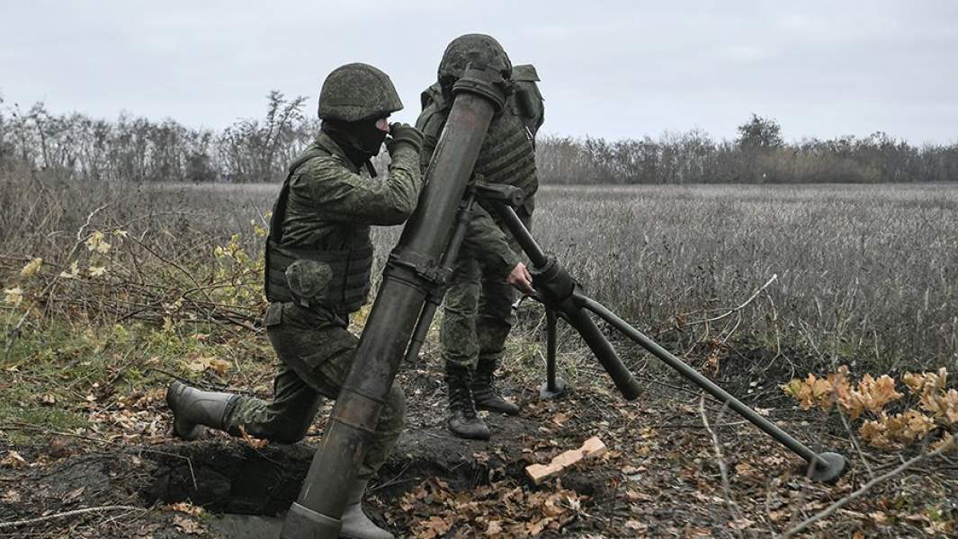 Военнослужащие минометного расчета Вооруженных сил РФ Южного военного округа участвуют в боевых действиях на Запорожском направлении специальной военной операции