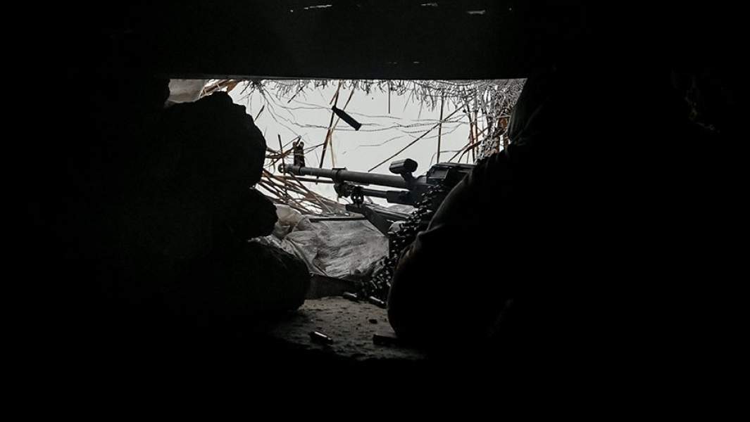 Военнослужащий морской пехоты Черноморского флота ведет огонь из пулемета на одной из боевых позиций на Херсонском направлении