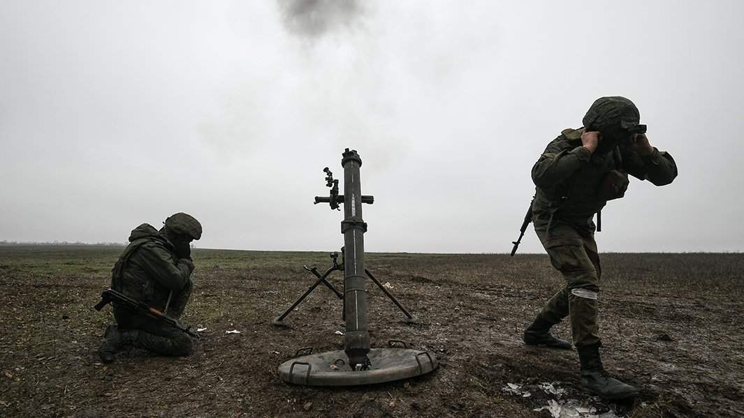 Военнослужащие минометного расчета