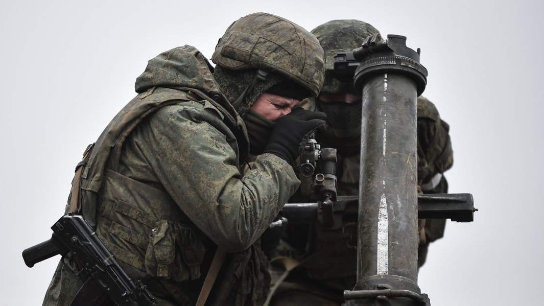Военнослужащие минометного расчета Вооруженных сил РФ