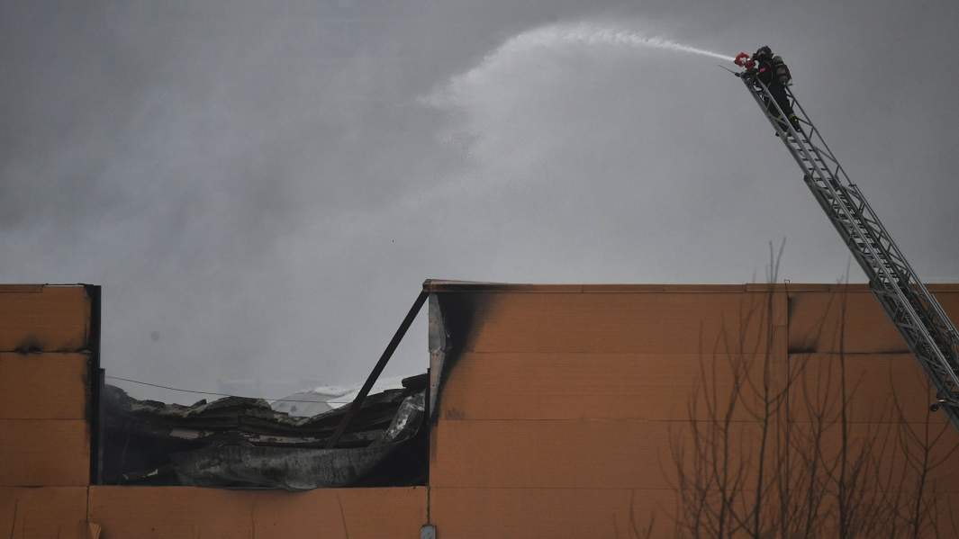 Тушение пожара в торговом центре «Стройпарк»