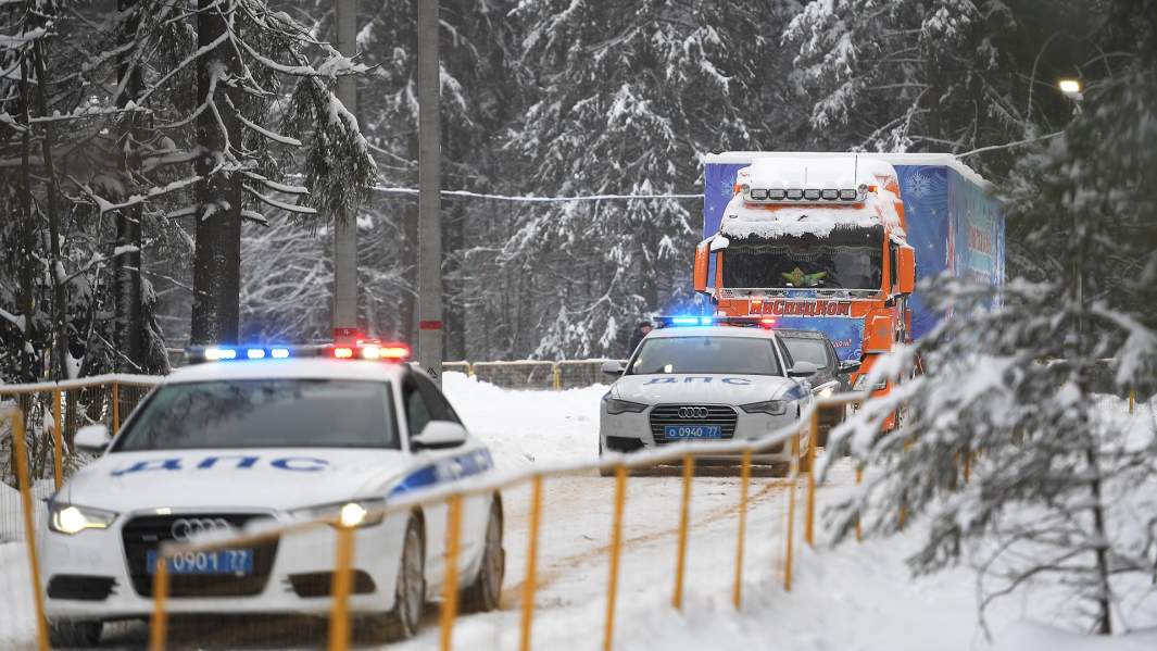 Автомобили ДПС, сопровождающие лесовоз