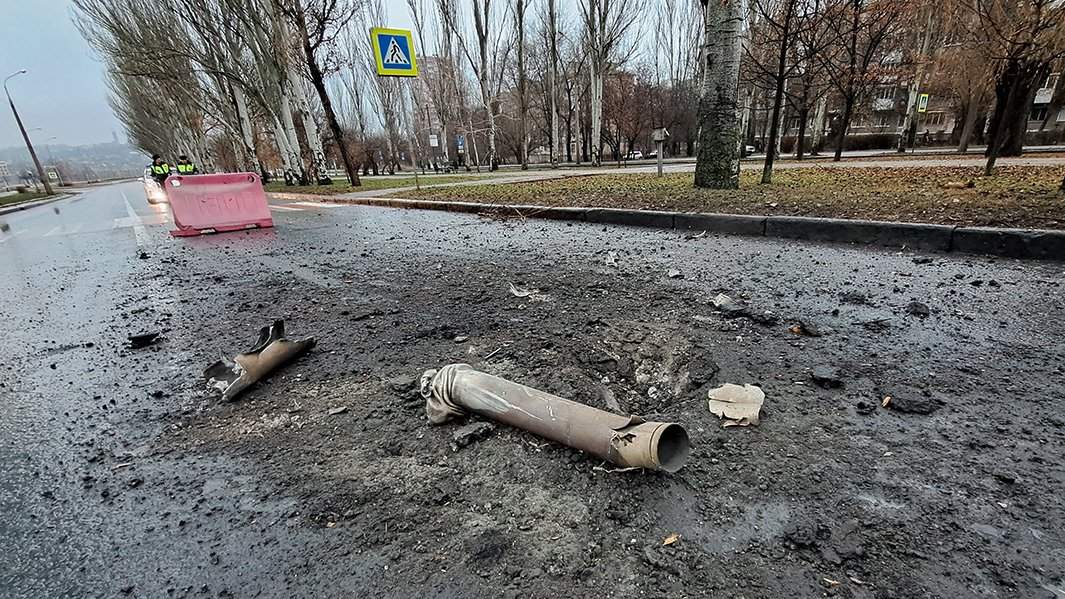 Фрагмент разорвавшегося снаряда после обстрела Донецка со стороны ВС