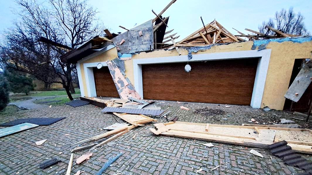 Здание, поврежденное в результате обстрела Донецка со стороны ВСУ.