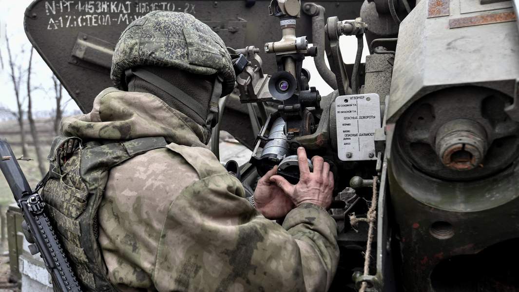 Военнослужащий артиллерийского расчета гаубицы «Гиацинт» Вооруженных сил РФ