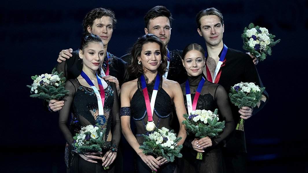 Призеры танцев на льду чемпионата России по фигурному катанию (слева направо): Елизавета Шанаева, Павел Дрозд — 2-е место, Елизавета Худайбердиева, Егор Базин — 1-е место, Елизавета Пасечник и Максим Некрасов — 3-е место на церемонии награждения