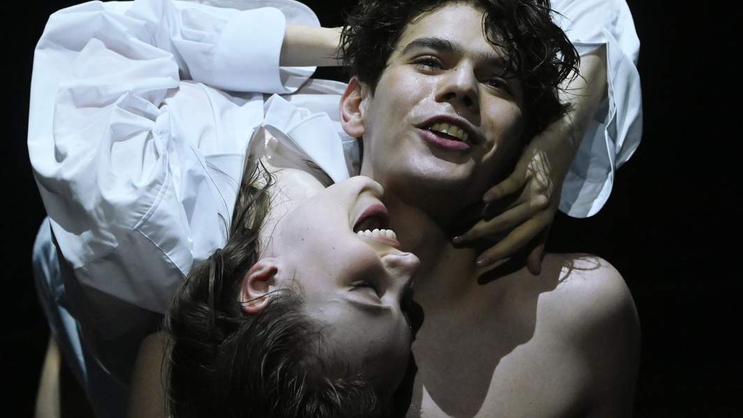 сцена из спектакля «Генерал и его семья»