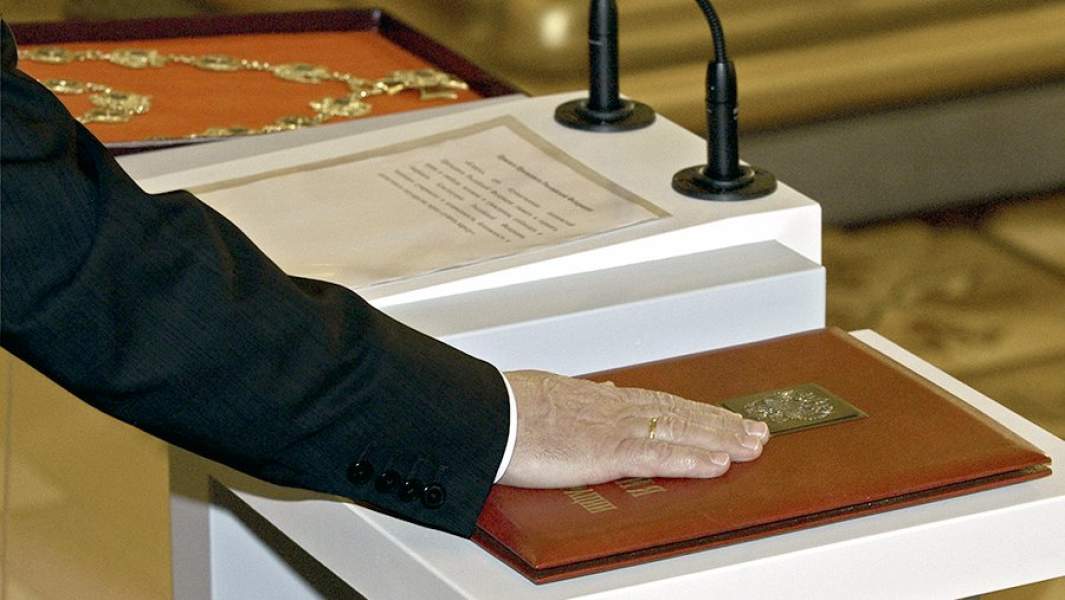Рука Владимира Путина на Конституции РФ во время произнесения им присяги