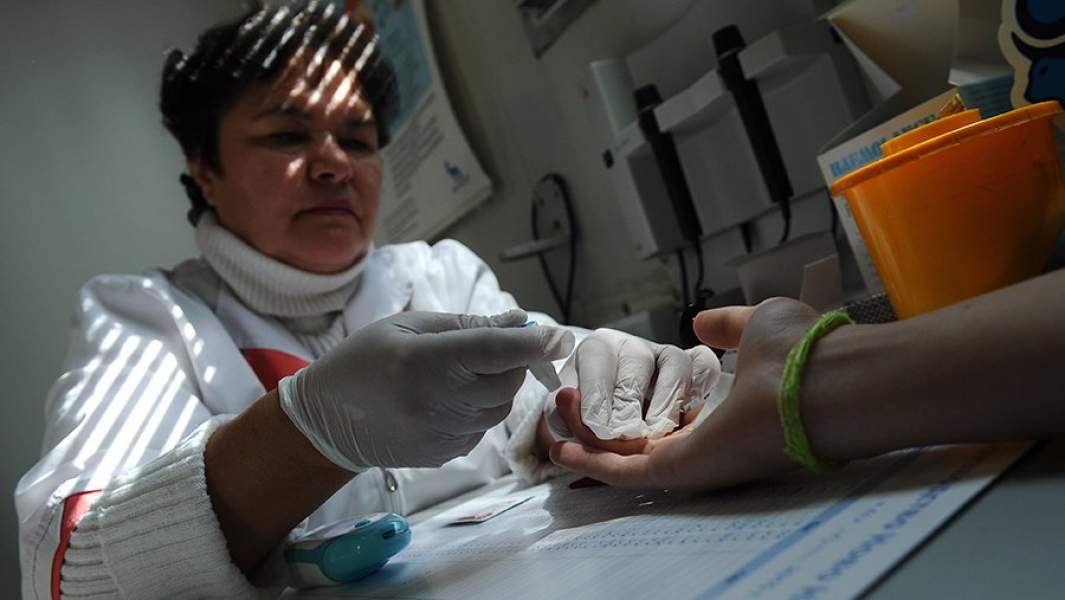 Врач проводит экспресс-тест на сахар