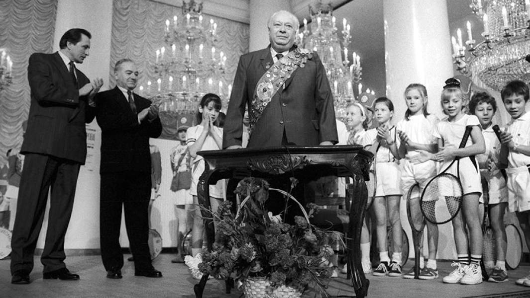 Спортивный комментатор Николай Озеров во время награждения Олимпийским орденом. 1992 год