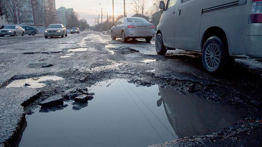 Выбоина на дороге