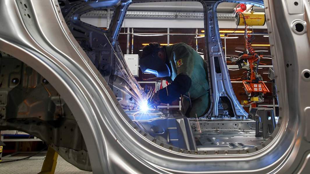 Сотрудник автозавода за работой