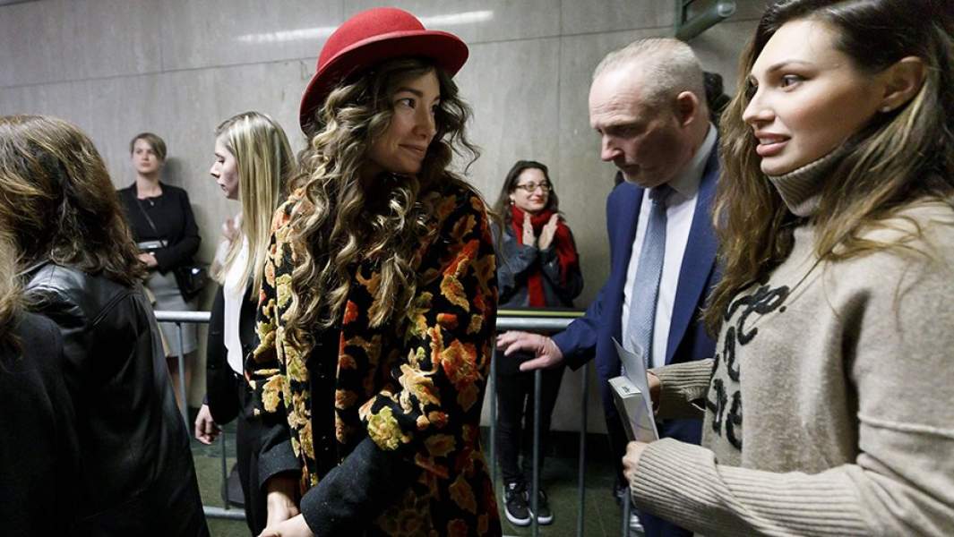 Лорен Янг (слева) и Джессика Манн (справа), которые давали показания против Харви Вайнштейна, покидают зал суда