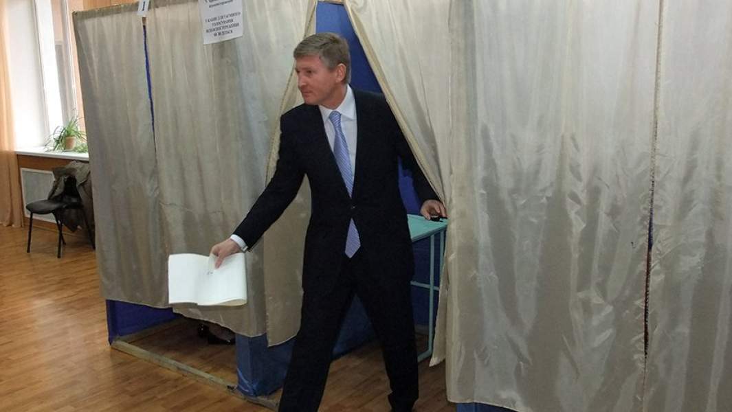 Предприниматель Ринат Ахметов во время голосования на избирательном участке во время парламентских выборов в Верховную Раду Украины. 2012 год