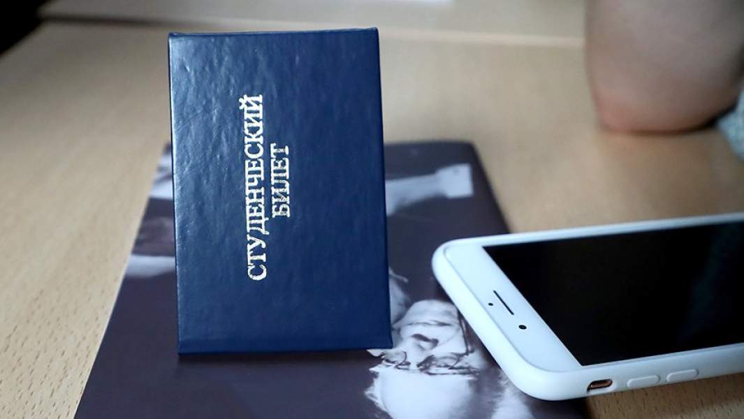 Студенческий билет на церемонии вручения первокурсникам