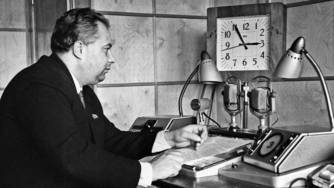 Спортивный комментатор Николай Озеров у микрофона в радиостудии. 1963 год