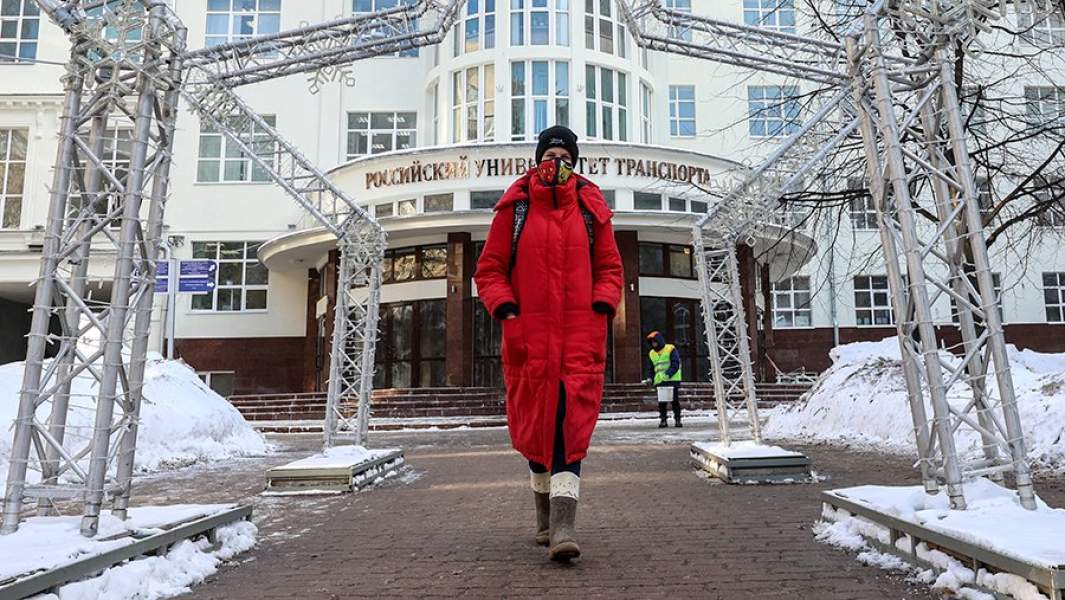 Студент у здания Российского университета транспорта