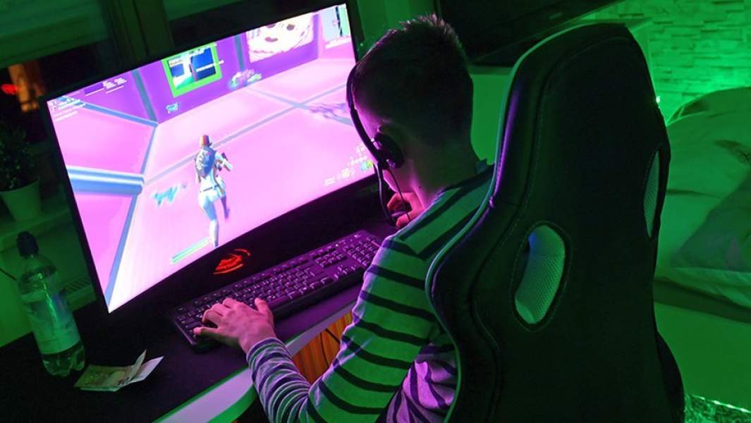Подросток играет в компьютерную игру